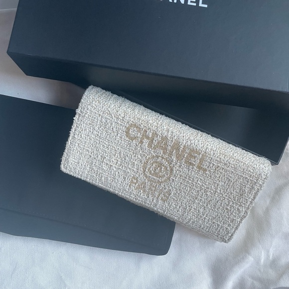 CHANEL Cream Tweed Wallet - Picture 1 of 14